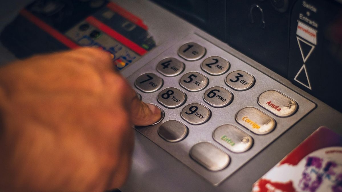 Ovršeni račun, bankomat Pexels