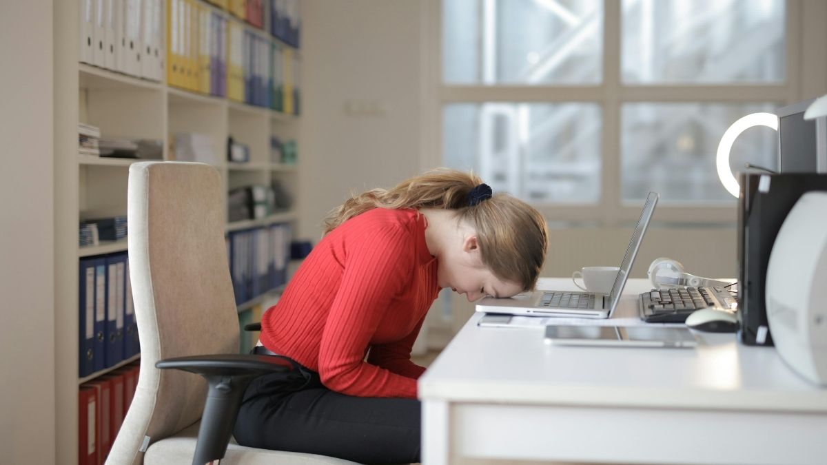 Prekovremeni rad, umor, sagorijevanje, spavanje Pexels