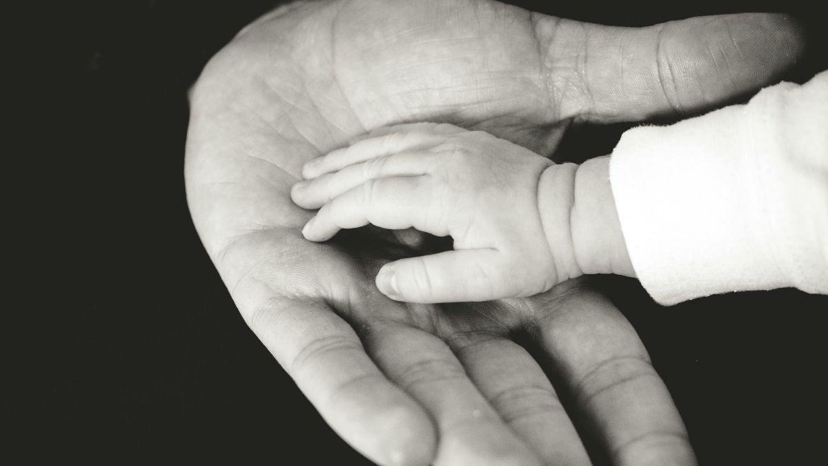 Ruke, tata, beba Unsplash