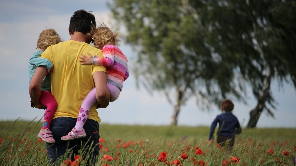 Tata, djeca, livada, makovi Unsplash