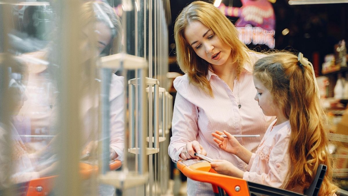 Životni standard, majka, kćer, šoping, namirnice, plaća Pexels