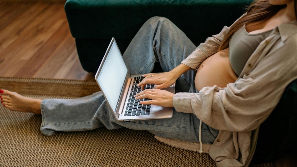 Trudnica, rad od kuće, laptop Pexels
